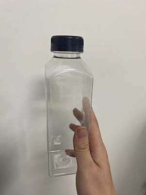 Support personnalisé Taille différente Bouteille de jus de boisson en plastique carré avec couvercles noirs et blancs