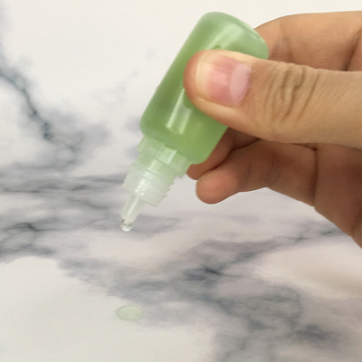 Bouteilles à gouttelette en plastique à bouchon à vis pour la distribution contrôlée