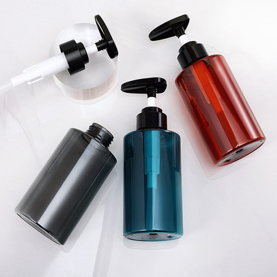 Étiquetage des bouteilles d'hydratant artificiel avec échantillonnage et manipulation de surface