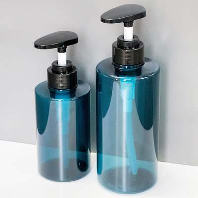 Étiquetage des bouteilles d'hydratant artificiel avec échantillonnage et manipulation de surface