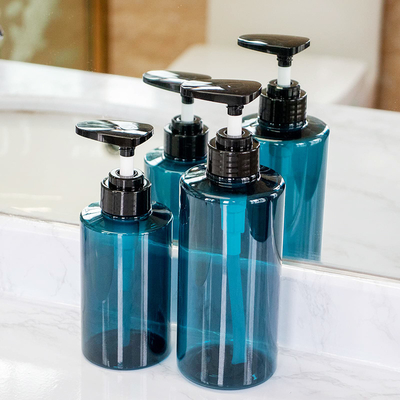 Étiquetage des bouteilles d'hydratant artificiel avec échantillonnage et manipulation de surface