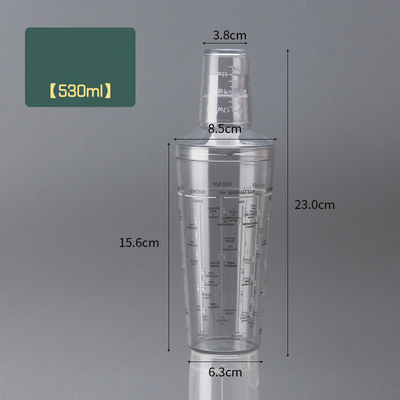 Bouteille de vin liquide vide et ronde transparente avec C
