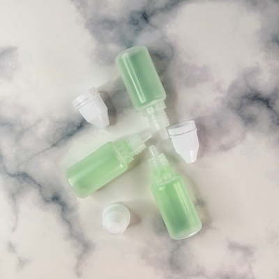 Bouteilles à goutte-à-goutte en verre à logo personnalisé de 10 ml Goutte-à-goutte liquide noir transparent à surface lisse
