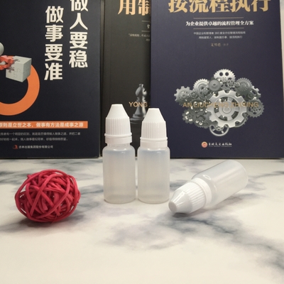 Bouteilles à goutte-à-goutte en verre à logo personnalisé de 10 ml Goutte-à-goutte liquide noir transparent à surface lisse