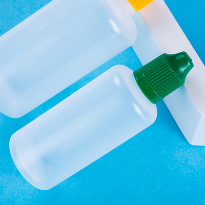 Bouteilles gouttelettes en verre Cap gouttelette lisse Dispensateur de liquide Transparent Noir Personnaliser