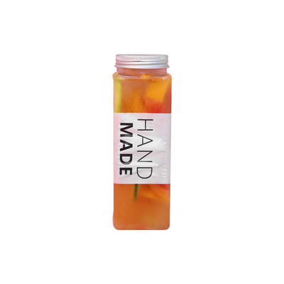 Des pots de thé à bulles avec poignée