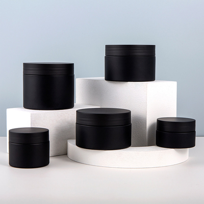 Un bocal cosmétique unique, conçu sur mesure avec un joint de scellement, de différentes tailles, surface lisse.