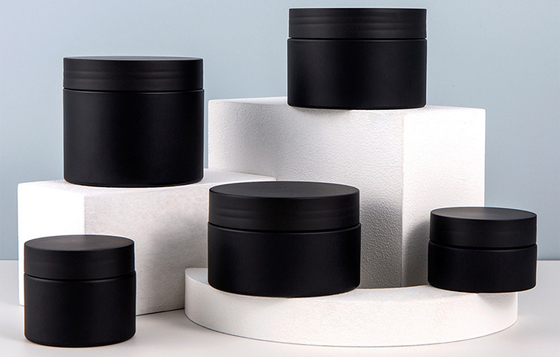 Un bocal cosmétique unique, conçu sur mesure avec un joint de scellement, de différentes tailles, surface lisse.