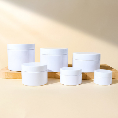 Un bocal cosmétique unique, conçu sur mesure avec un joint de scellement, de différentes tailles, surface lisse.