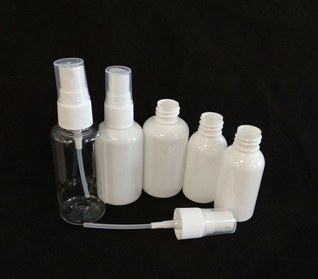 Bouteille de pulvérisation en plastique en PET lisse pour un usage quotidien avec couleur transparente et design classique