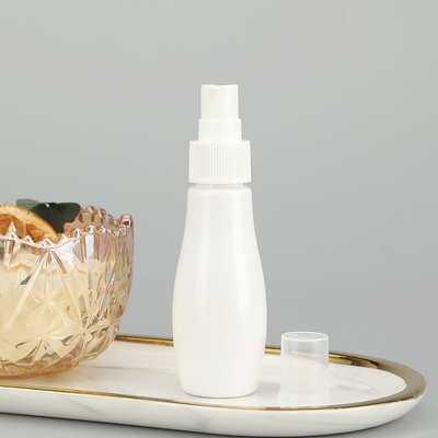 Bouteille de pulvérisation en PET transparente et ronde avec un design classique