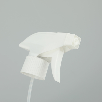 Une bouteille en plastique en PET avec une couleur transparente.
