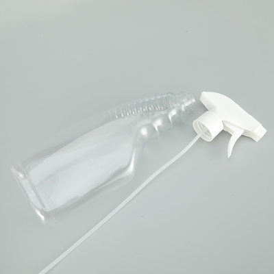 Une bouteille en plastique en PET avec une couleur transparente.