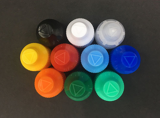 Bouteilles de gouttelettes en verre noir transparentes personnalisables pour liquide avec bouchon à vis