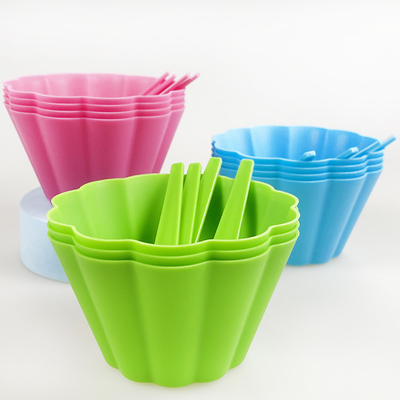 Des bouteilles de thé en plastique isolé avec poignée pratique