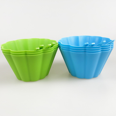 Des bouteilles de thé en plastique isolé avec poignée pratique
