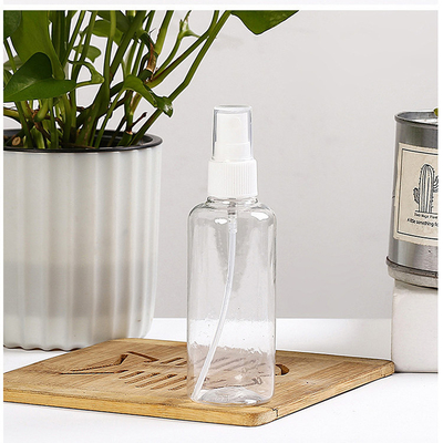 Bouteille de pulvérisation en PET ronde transparente de différentes capacités pour une application sur une surface lisse