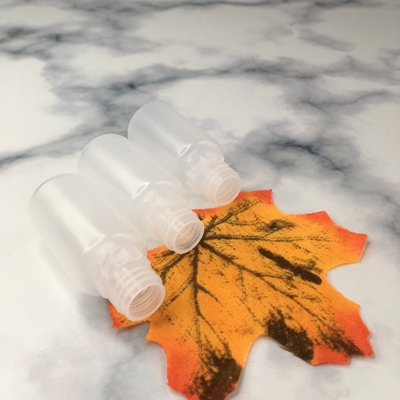 Bouteille en PET ronde à vis à capuche à l'épreuve des enfants E liquide transparente avec couleur d'impression personnalisée