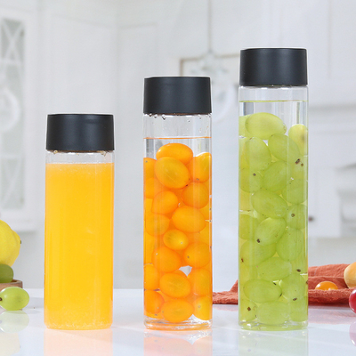 Manœuvre de bouteilles en plastique à thé au lait isolées