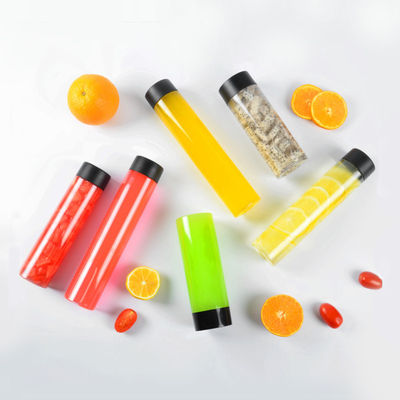 Manœuvre de bouteilles en plastique à thé au lait isolées