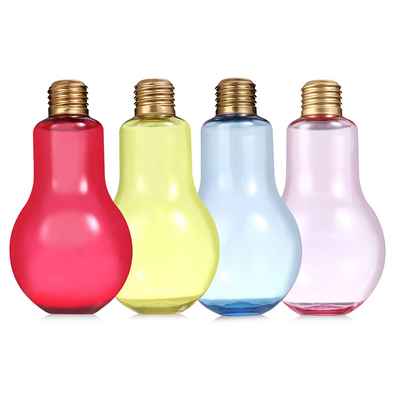 Bouteilles de thé au lait isolées en plastique
