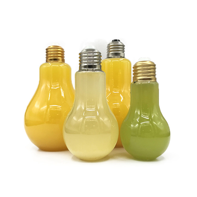Bouteilles de thé au lait isolées en plastique
