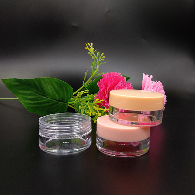 Un bocal en plastique cosmétique de luxe avec une surface lisse et différentes options d'étanchéité