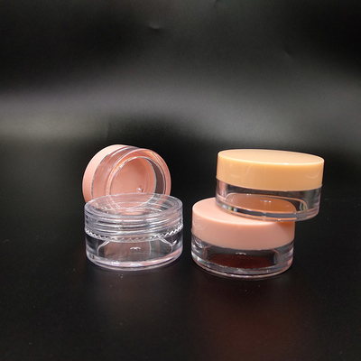 Un bocal en plastique cosmétique de luxe avec une surface lisse et différentes options d'étanchéité