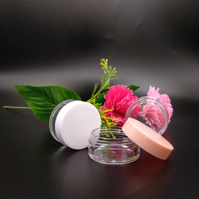 Un bocal en plastique cosmétique de luxe avec une surface lisse et différentes options d'étanchéité