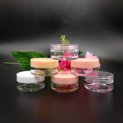Un bocal en plastique cosmétique de luxe avec une surface lisse et différentes options d'étanchéité