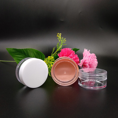 Un bocal en plastique cosmétique de luxe avec une surface lisse et différentes options d'étanchéité