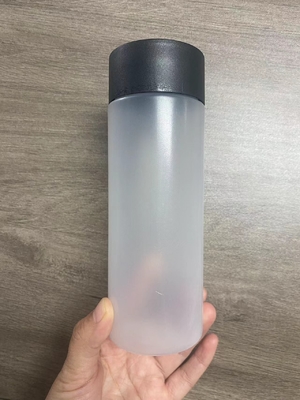 Bouteilles de thé au lait en plastique transparent et personnalisable avec conception moderne isolée