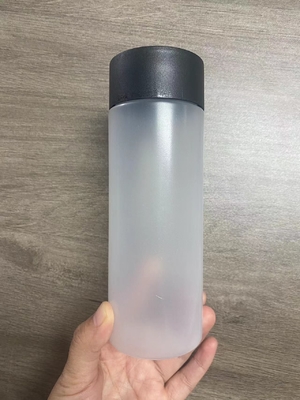 Bouteilles de thé au lait en plastique transparent et personnalisable avec conception moderne isolée