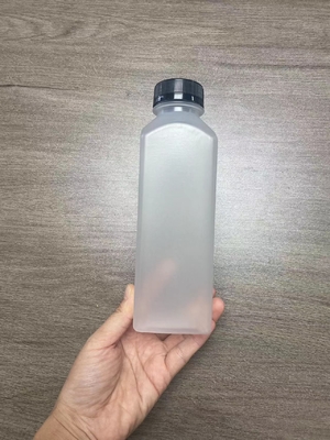 Bouteilles de thé au lait en plastique transparent et personnalisable avec conception moderne isolée