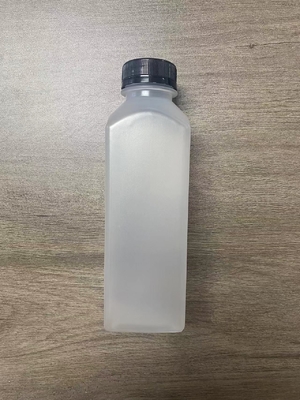 Bouteilles de thé au lait en plastique transparent et personnalisable avec conception moderne isolée