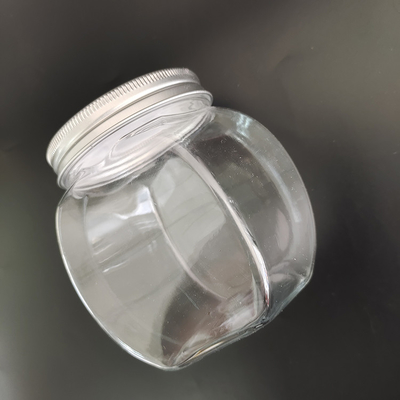Des pots en plastique durable de 8 oz avec du papier d'aluminium et une étiquette personnalisée pour le stockage des aliments