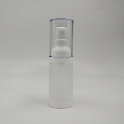 Une bouteille en plastique transparent en PET avec sélection en soie et calibre 24 mm.