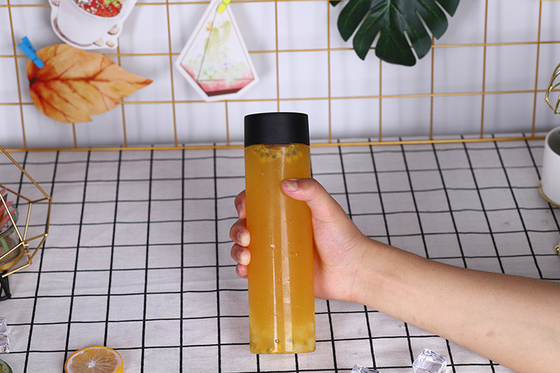 Bouteilles de boissons recyclables à l' épreuve des fuites, claires, carrées et rondes, à vis en plastique moderne sur couvercle, pour une utilisation facile.