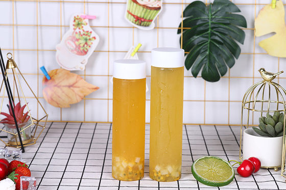 Bouteilles de boissons recyclables à l' épreuve des fuites, claires, carrées et rondes, à vis en plastique moderne sur couvercle, pour une utilisation facile.