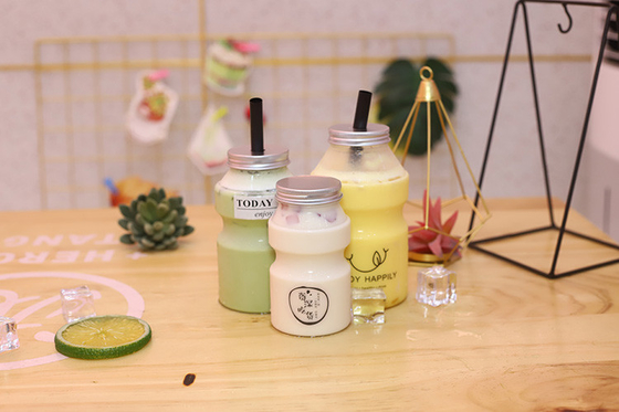 Bouteilles de thé au lait isolées carrées avec poignées