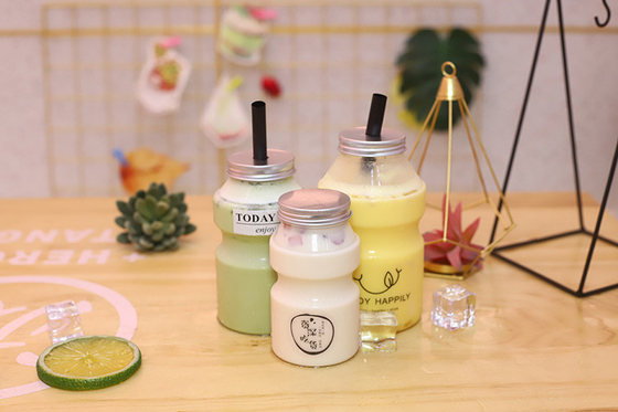 Bouteilles de thé au lait isolées carrées avec poignées