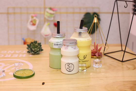 Bouteilles de thé au lait isolées carrées avec poignées