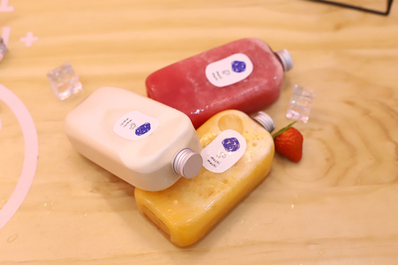 Bouteilles de thé au lait en plastique personnalisables de 120 ml avec vis sur le couvercle