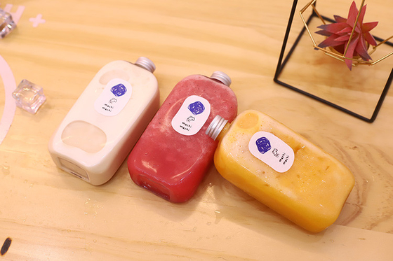 Bouteilles de thé au lait en plastique personnalisables de 120 ml avec vis sur le couvercle