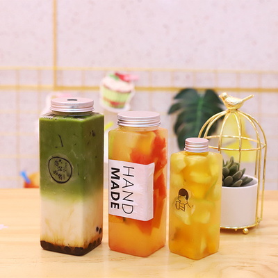 Bouteilles en plastique personnalisées isolées pour les boissons