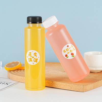 Bouteilles de thé au lait isolées, pots de boissons imperméables