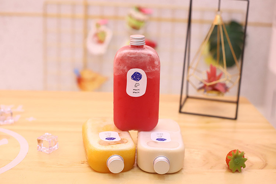 Bouteilles de thé au lait et à la boisson claires carrées et rondes avec vis étanche sur les couvercles