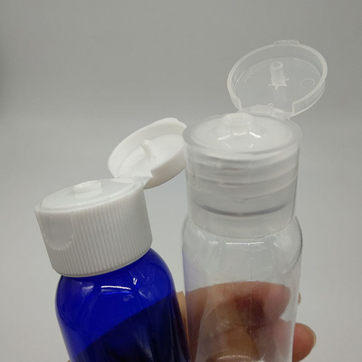 Une bouteille en PET sur mesure avec un capuchon transparent et une lotion masculine prête
