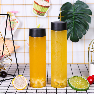 Des bouteilles de thé au lait de design moderne avec un matériau transparent et une vis sur le couvercle