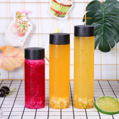 Des bouteilles de thé au lait de design moderne avec un matériau transparent et une vis sur le couvercle